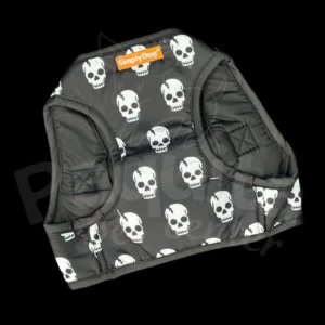 Pechera para perro negra con estampado de calaveras blancas, marca SimplyDog.