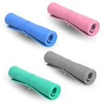 Cuatro tapetes comedero plegables de silicona en colores azul, rosa, gris y verde menta, enrollados para facilitar su transporte y almacenamiento.