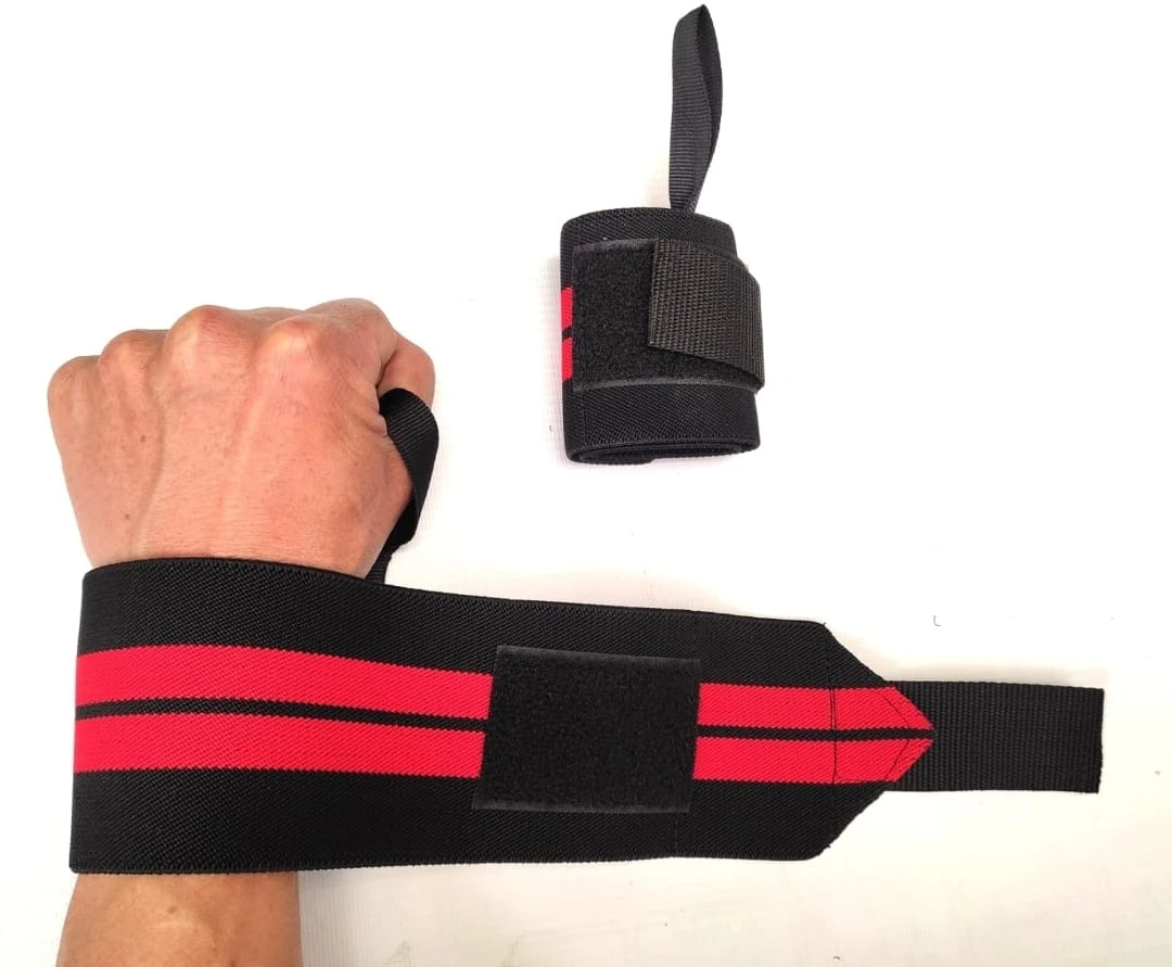 Muñequeras deportivas ajustables elásticas negras con líneas rojas, una puesta en mano y otra separada.