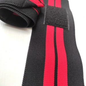 Muñequeras deportivas negras con líneas rojas, ajustables, con velcro, ideal para levantamiento de pesas.