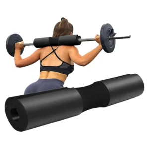 Protector de barra gym negro en espuma para levantamiento de pesas, en uso.