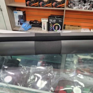 Dos protectores negros para barra de gym con acabado texturizado en el centro, apilados sobre un mostrador de vidrio.