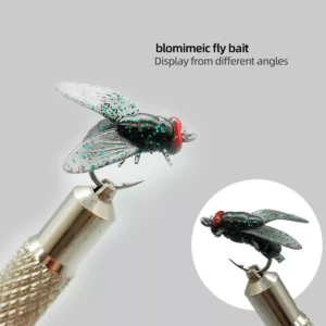 Cebo de pesca con forma de mosca, negro con brillos verdes y rojos, montado en anzuelo.