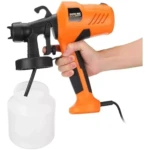 Rociador de pintura eléctrico naranja y negro con botella de pintura blanca.