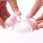 Ahorrador de agua flexible para grifo, blanco y rosa, con diseño plegable y detallado de flamenco.