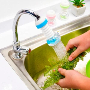 Ahorrador de agua flexible para grifo, azul y blanco, en uso para lavar plantas.