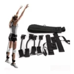 Mujer con bandas de resistencia negras para entrenamiento de saltos, atadas a cintura y tobillos. Accesorios de entrenamiento.