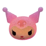 Lámpara de mesa tipo kawaii con diseño de Kuromi, cuerpo esférico con textura brillante color rosa, calavera frontal y luz interna cálida.