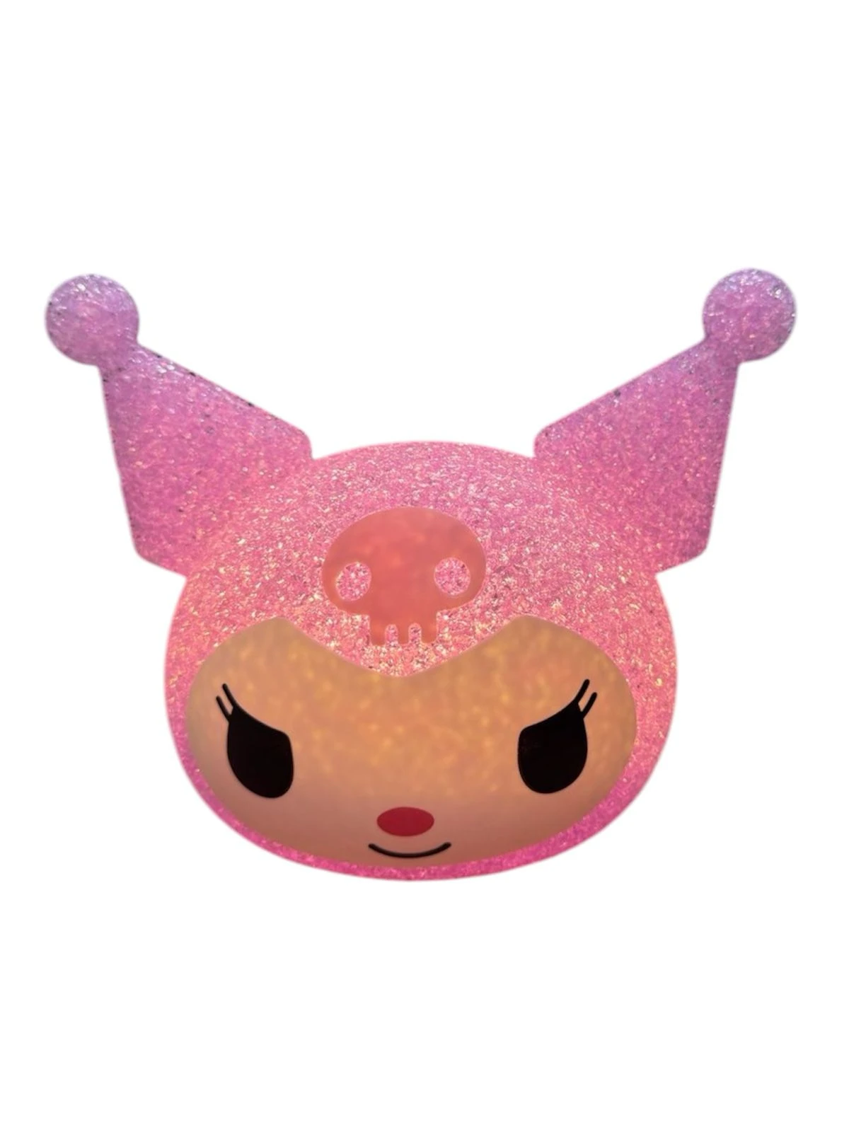 Lámpara de mesa tipo kawaii con diseño de Kuromi, cuerpo esférico con textura brillante color rosa, calavera frontal y luz interna cálida.
