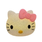 Lampara de mesa Kawaii con forma de Hello Kitty en material traslucido con acabado brillante, presenta cara clara, bigotes negros y lazo rosa superior.
