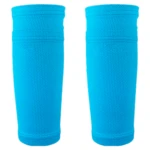 Dos medias de fútbol color azul vibrante, con textura de microfibra y banda elástica superior, ideales para usar porta canilleras.