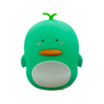 Lámpara de noche recargable de silicona blanda con forma de pollo verde, diseño redondeado, pico naranja y luz suave para ambientes relajantes.