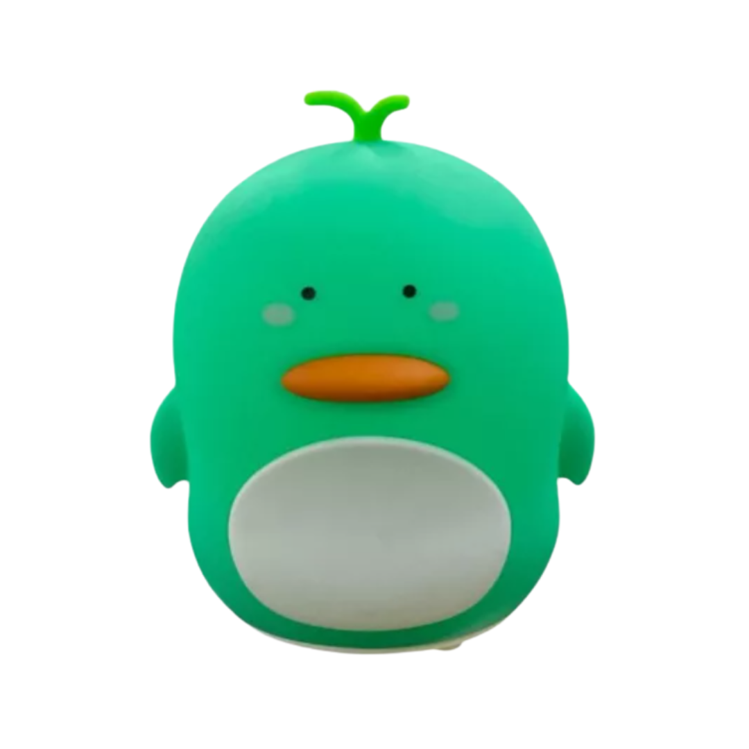 Lámpara de noche recargable de silicona blanda con forma de pollo verde, diseño redondeado, pico naranja y luz suave para ambientes relajantes.