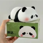 Lámpara de noche de silicona con forma de panda recostado sobre su caja verde con de panda y letras chinas, luz táctil suave para niños.