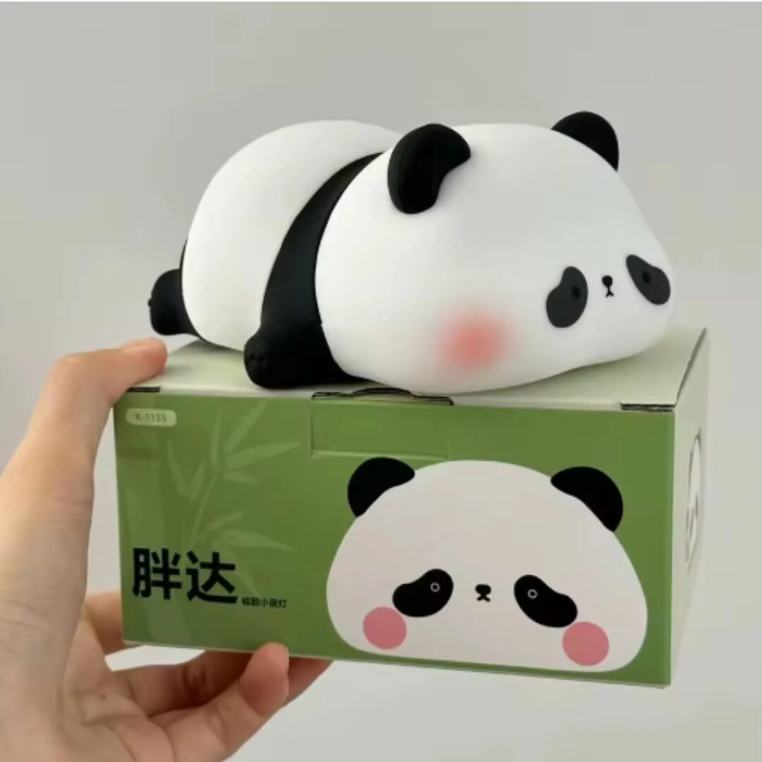 Lámpara de noche de silicona con forma de panda recostado sobre su caja verde con de panda y letras chinas, luz táctil suave para niños.