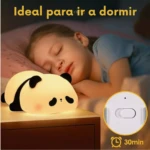 Lámpara de noche de silicona con forma de panda sobre mesa de noche junto a una niña durmiendo. Incluye detalle de interruptor con temporizador de 30min.