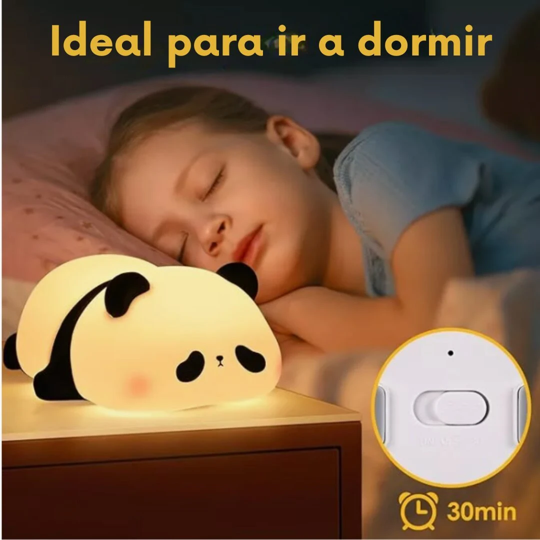 Lámpara de noche de silicona con forma de panda sobre mesa de noche junto a una niña durmiendo. Incluye detalle de interruptor con temporizador de 30min.