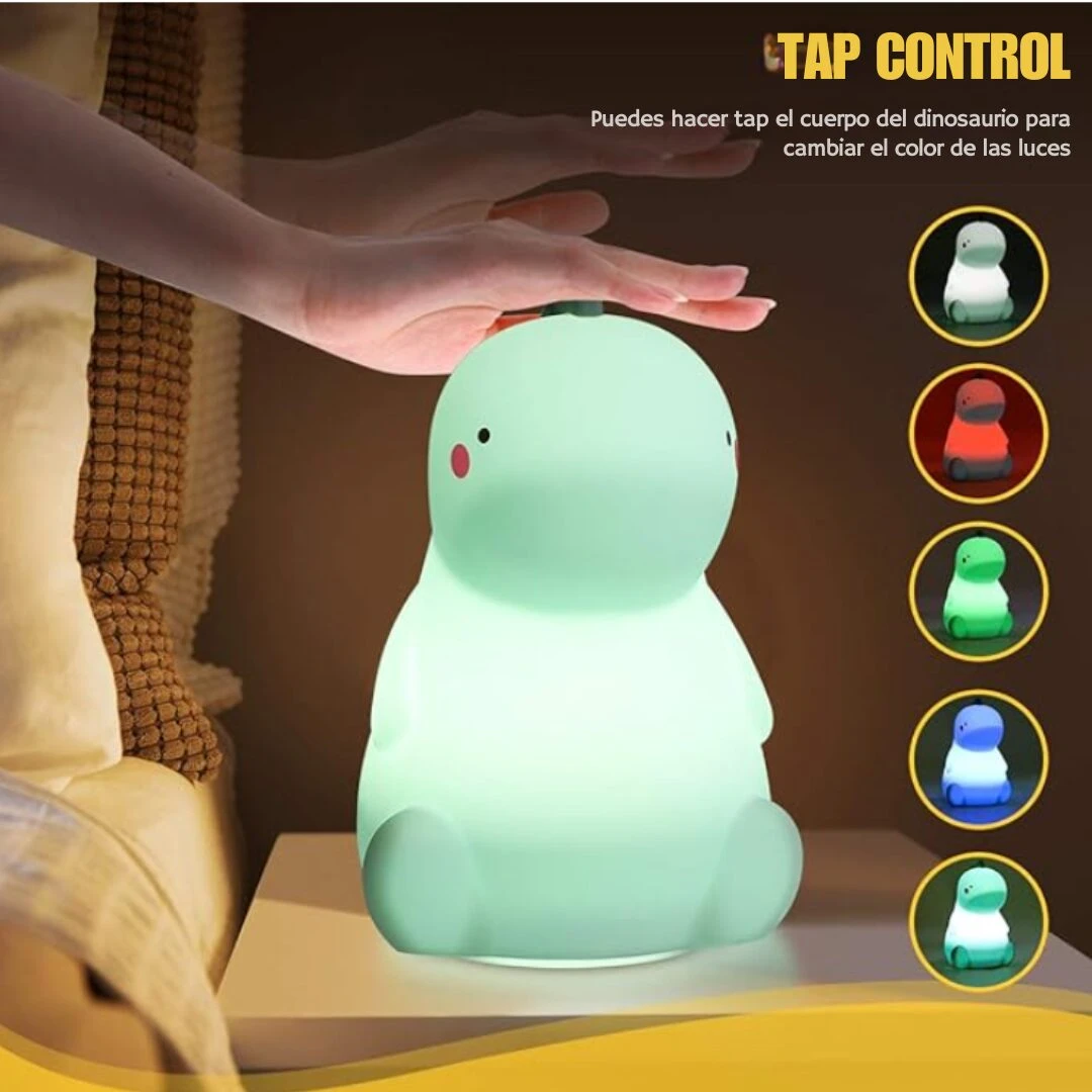 Lámpara de dinosaurio de silicona suave en color verde claro sobre mesa de noche, con una mano activando su cambio de color mediante función táctil.