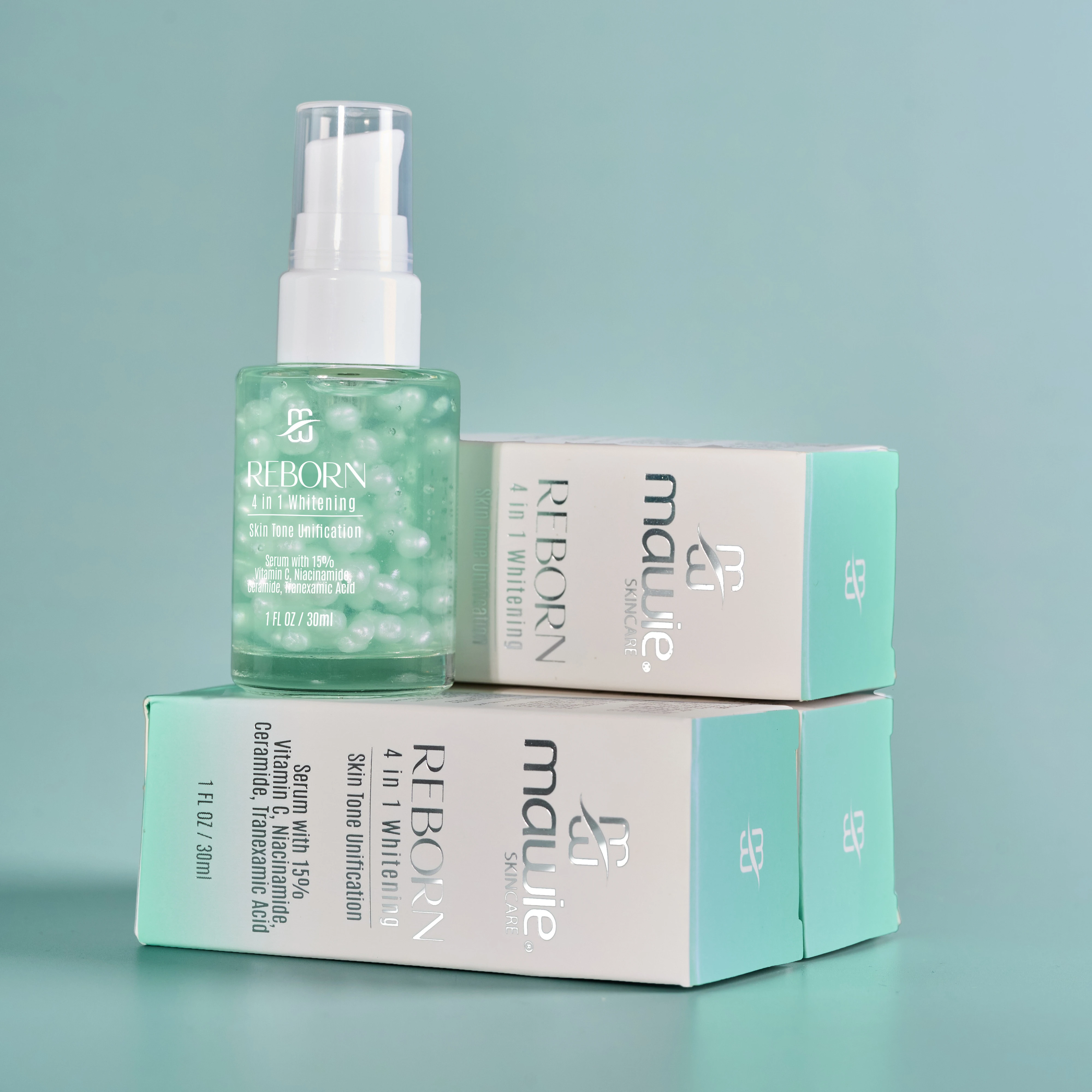 Serum aclarante Reborn 4 en 1 de 30 ml con perlas verdes en frasco dosificador, exhibido sobre dos cajas de empaque blancas y verde menta.
