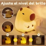 Lámpara infantil de silicona con forma de capibara y luz cálida ajustable, mostrando niveles de brillo al 0%, 50% y 100% en distintos entornos domésticos.