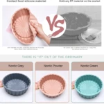 Molde de silicona flexible para repostería, disponible en colores gris, rosa y verde, diseñado para hornear tortas y gelatinas sin que se peguen.