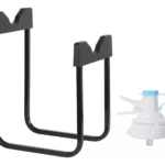 Soporte metálico negro para botellón de agua con grifo dispensador blanco y azul.