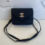 Bolso negro Mani Cartera Chanel con logo dorado y correa cruzada.