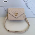 Cartera pequeña beige texturizada con logo dorado de Chanel y correa delgada, ideal para uso casual.
