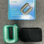 Anillo masajeador corporal verde y cinturón negro para alivio muscular y quema de grasa.