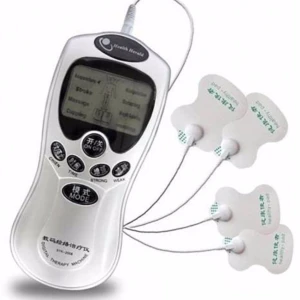 Electroestimulador Genki Digital4 plateado con 4 parches adhesivos para alivio muscular y masaje.