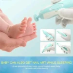 Cortauñas eléctrico color turquesa con motor silencioso y luz LED siendo utilizado para limar las uñas de los pies de un bebé mientras duerme.