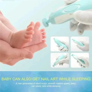 Cortauñas eléctrico color turquesa con motor silencioso y luz LED siendo utilizado para limar las uñas de los pies de un bebé mientras duerme.