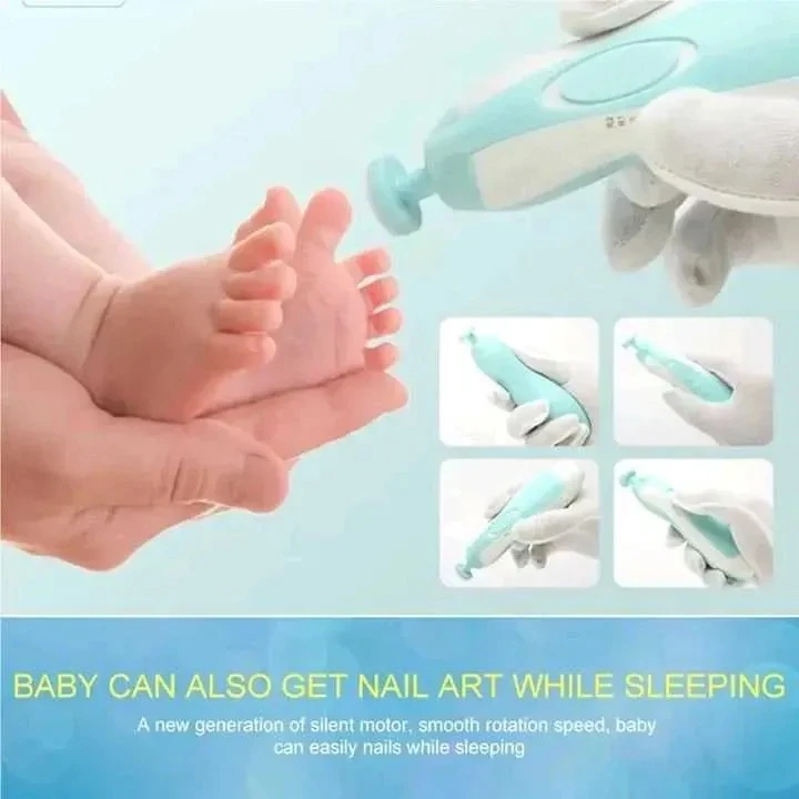 Cortauñas eléctrico color turquesa con motor silencioso y luz LED siendo utilizado para limar las uñas de los pies de un bebé mientras duerme.