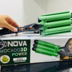 Ondulador de sirena Pro Nova verde de tres barriles sobre su caja original que muestra el empaque y una modelo, sostenido por una mano con manicura.