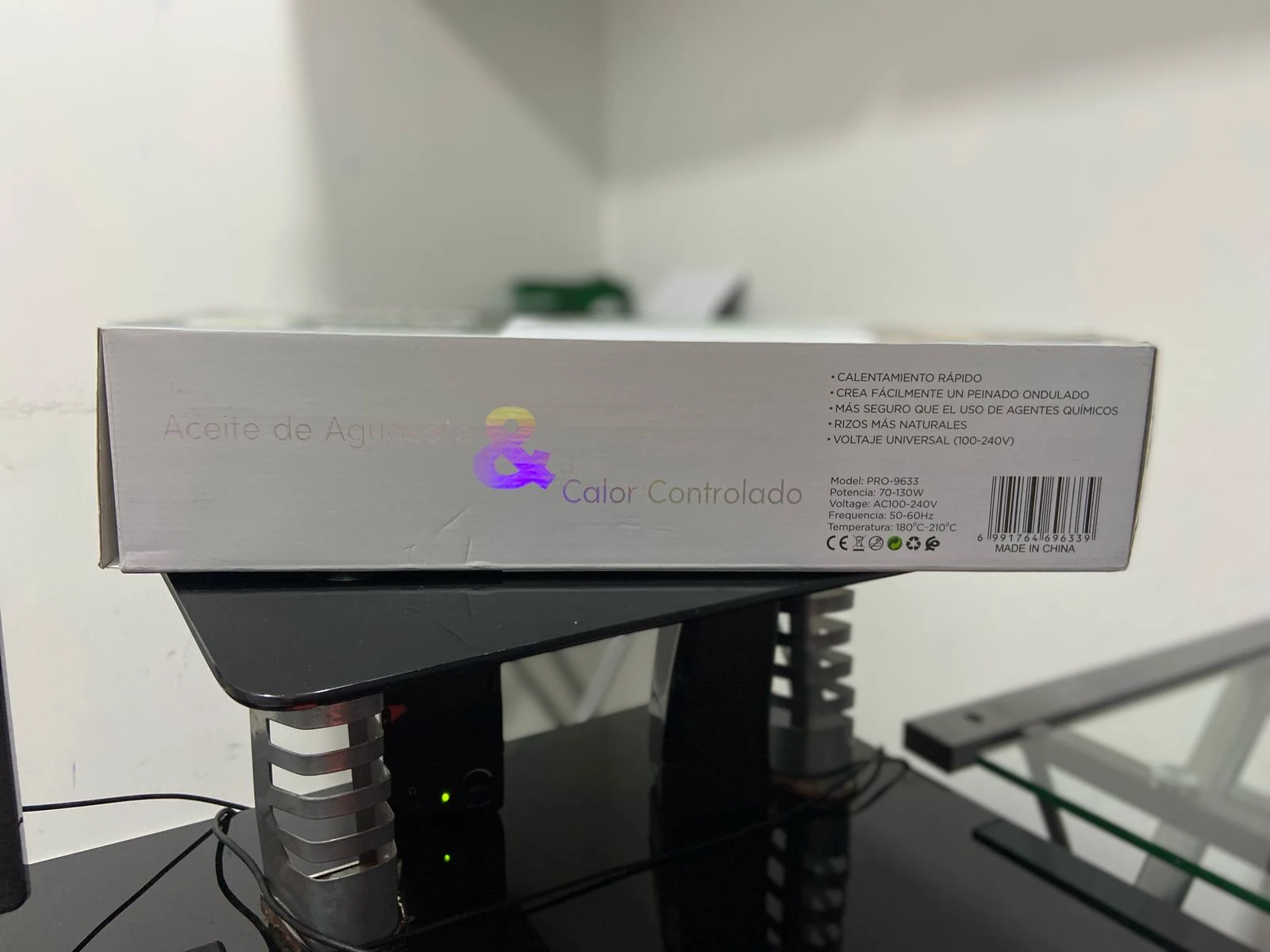 Empaque rectangular de ondulador de cabello Pro Nova A con tecnología de calor controlado y aceite de aguacate, mostrando especificaciones técnicas y modelo.