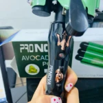 Ondulador de sirena Pro Nova verde con mango negro y detalle dorado de tridente. Incluye selector de temperatura de 180 a 210 grados y caja de empaque.