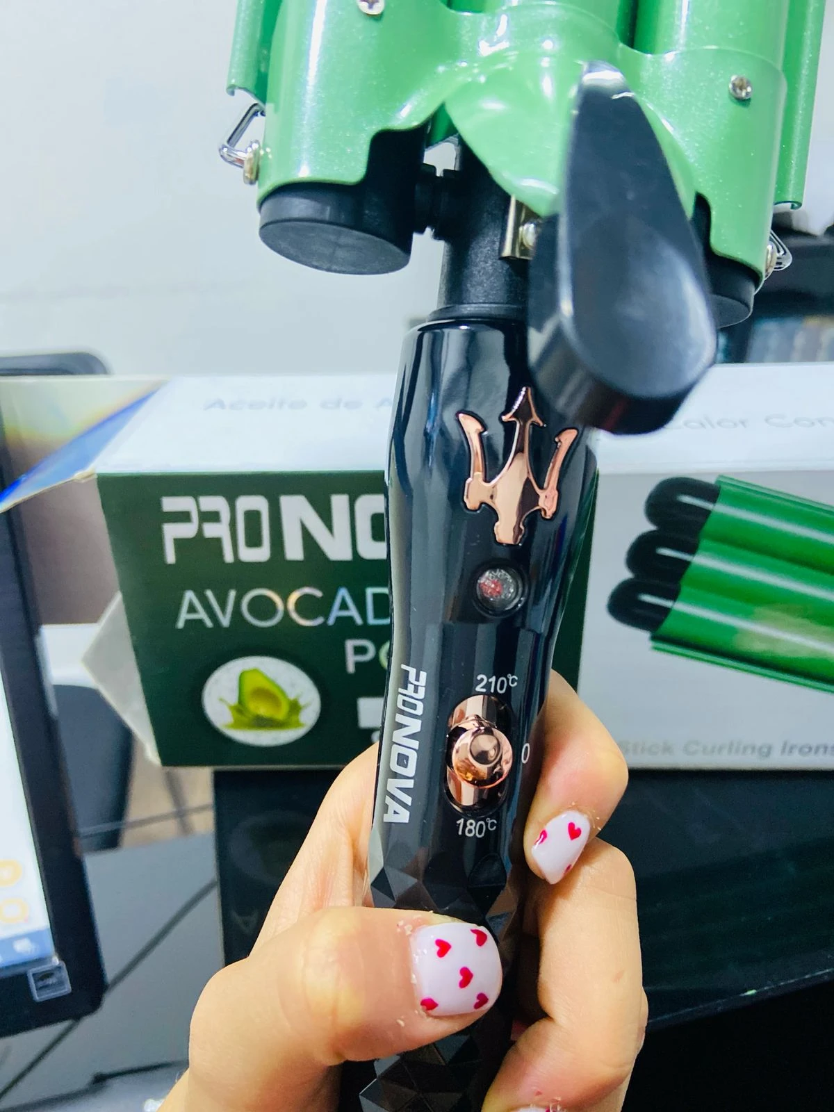 Ondulador de sirena Pro Nova verde con mango negro y detalle dorado de tridente. Incluye selector de temperatura de 180 a 210 grados y caja de empaque.