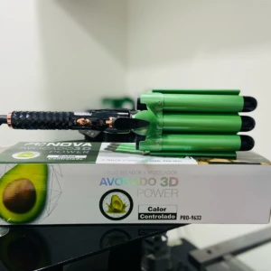 Ondulador de sirena Pro Nova verde de tres barriles sobre su caja con diseño de aguacate, mostrando mango negro texturizado y control de temperatura.