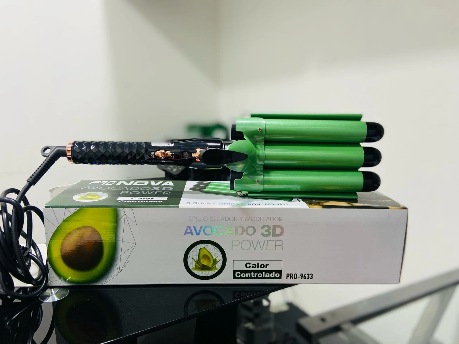 Ondulador de sirena Pro Nova verde de tres barriles sobre su caja con diseño de aguacate, mostrando mango negro texturizado y control de temperatura.