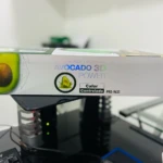 Caja de ondulador de sirena para cabello modelo PRO-9633 con diseño temático de aguacate y función de calor controlado sobre escritorio negro.