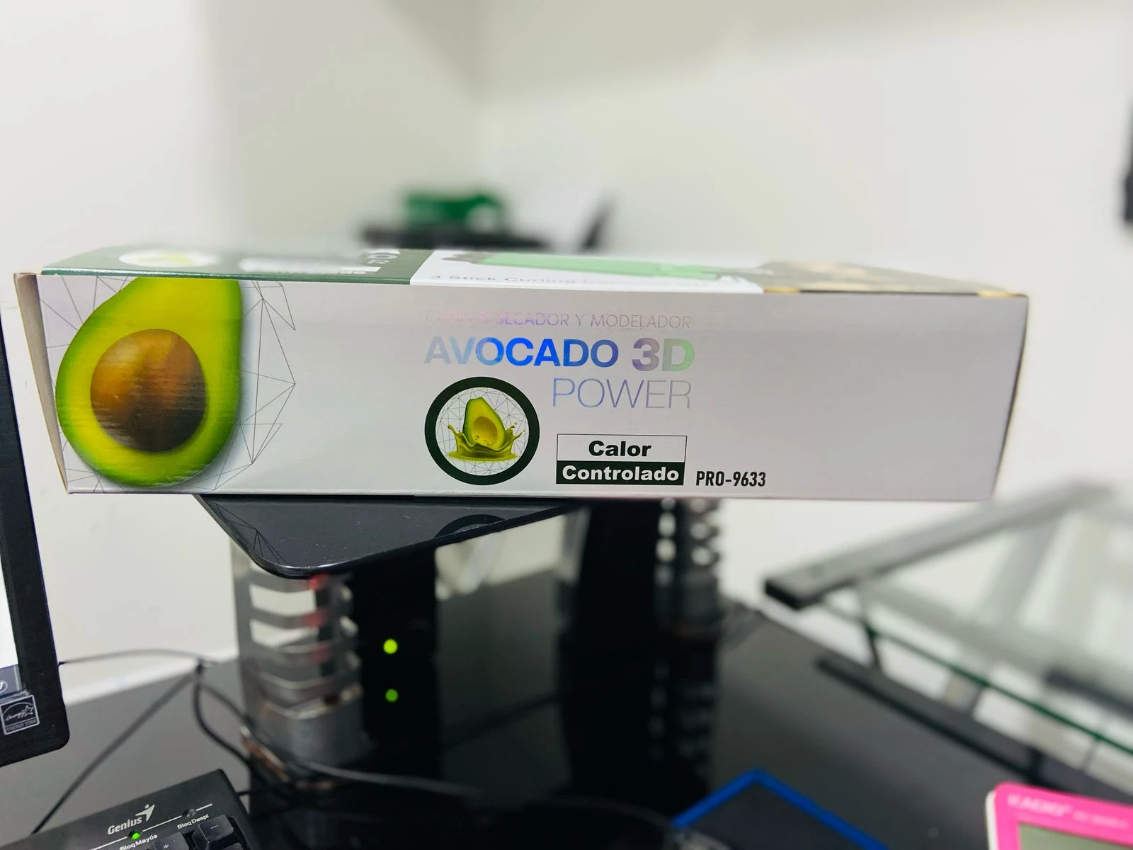 Caja de ondulador de sirena para cabello modelo PRO-9633 con diseño temático de aguacate y función de calor controlado sobre escritorio negro.