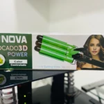Ondulador de sirena Pro Nova verde de tres barriles con tecnología de calor controlado sobre caja exhibidora con publicidad de peinado ondulado.