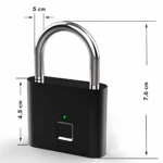 Candado negro inteligente con huella dactilar, aro metálico, mide 7.6 cm alto x 4.5 cm ancho.