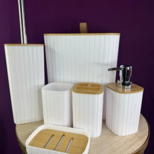 Organizador de baño blanco 6 en 1 con detalles en bambú: porta cepillos, dispensador de jabón, jabonera y más.