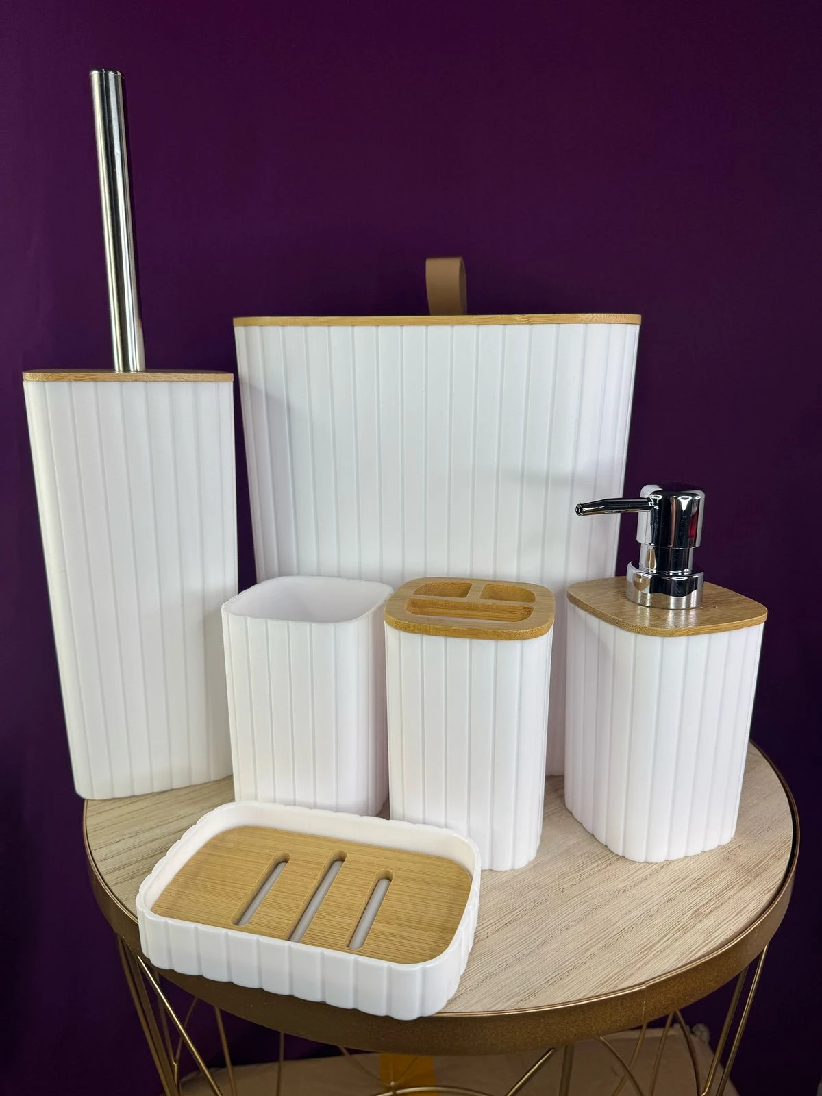 Organizador de baño blanco 6 en 1 con detalles en bambú: porta cepillos, dispensador de jabón, jabonera y más.