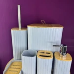 Set de organizador de baño 6 en 1 gris con detalles en bambú: dispensador jabón, cepillo, papel higiénico, jabonera, vaso.