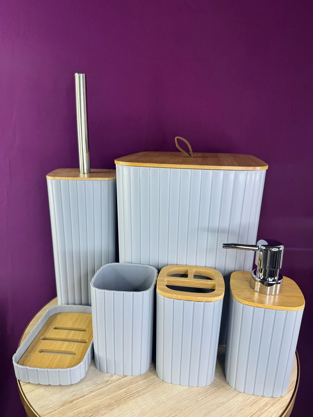Set de organizador de baño 6 en 1 gris con detalles en bambú: dispensador jabón, cepillo, papel higiénico, jabonera, vaso.
