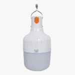 Lámpara LED recargable blanca de 60W con difusor cilíndrico, cuerpo estriado, interruptor naranja y gancho metálico superior para colgar en vertical.