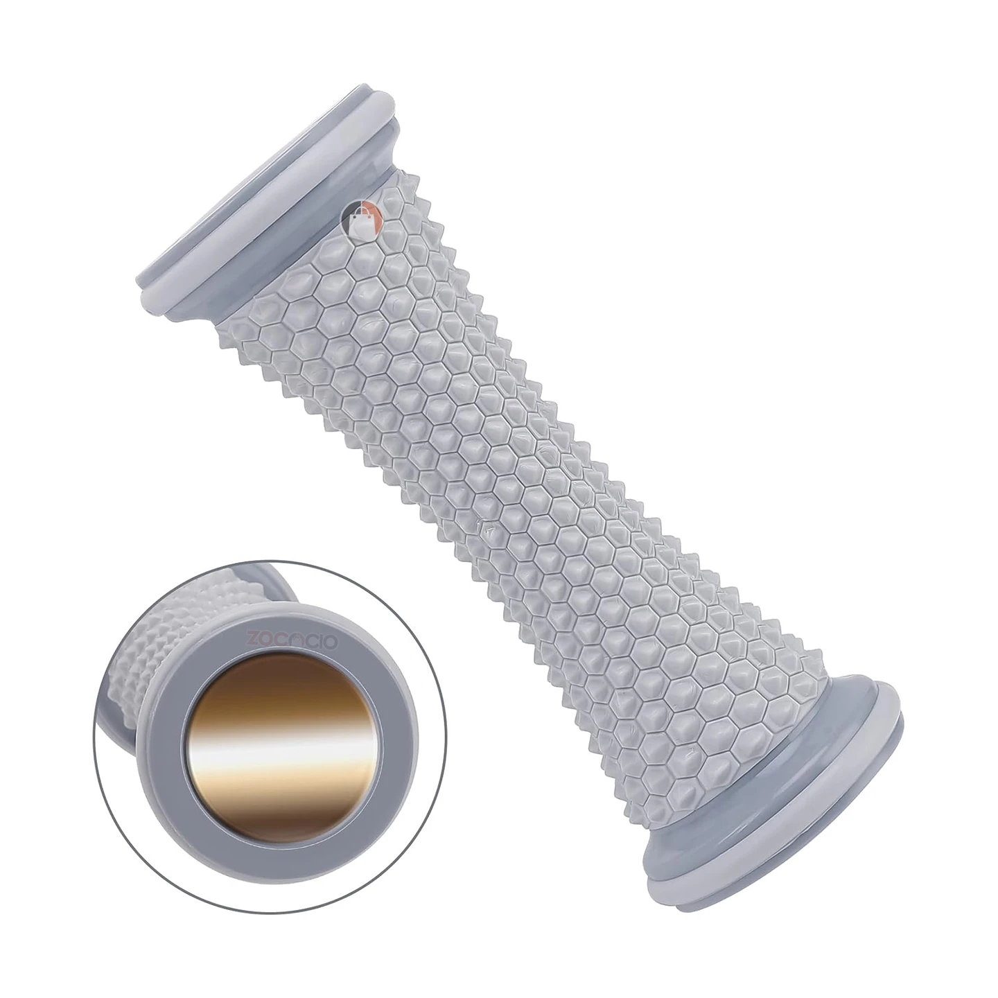 Rodillo masajeador gris con textura hexagonal, inserto dorado y logo ZOCACIO, ideal para terapia muscular.