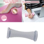 Rodillo masajeador estimulador gris con diseño hexagonal y bordes blancos, ideal para pies y manos, usado en yoga y relajación.